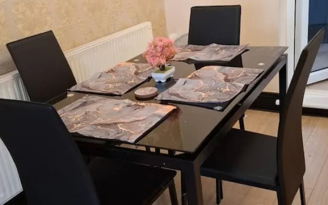 Spacious 3 Bed 2 Baths Free Wifi Central Location