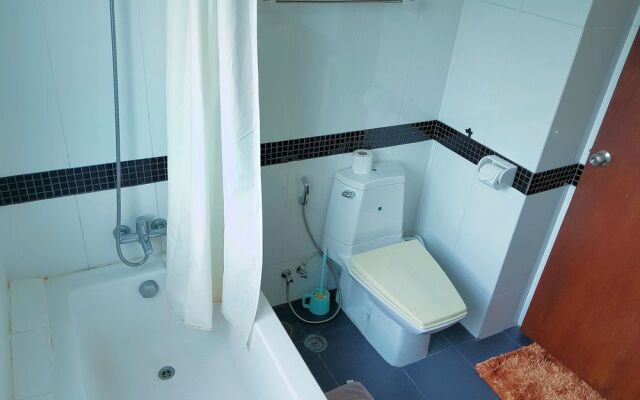 A Large 2 BR-3 Baths 207 Downtown