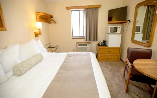 Beartooth Hideaway Inn and Cabins