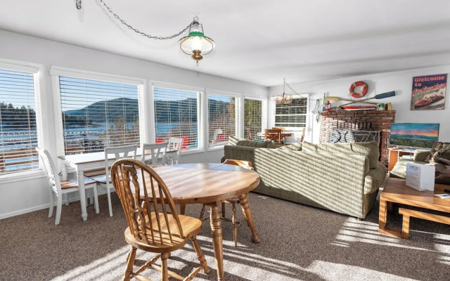 RedAwning Lakefront Retreat