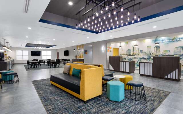 La Quinta Inn & Suites by Wyndham Tampa Central