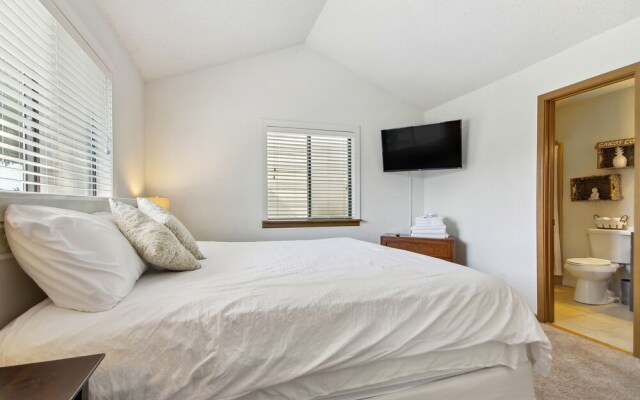 Lake Ozark Vacation Rental w/ Pool Access