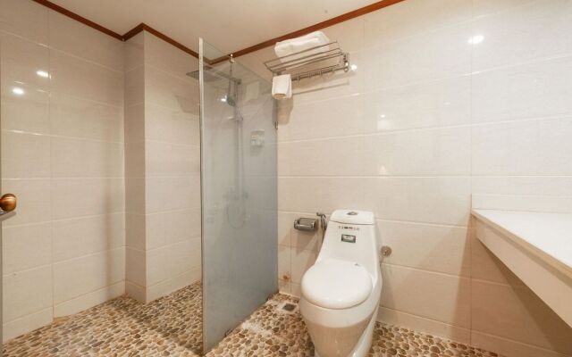 Oyo 222 Queen Hotel