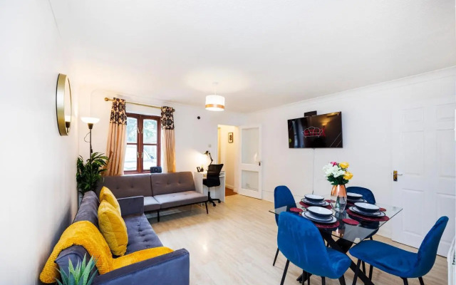 Lovely 2 Bd Hse with Parking near Excel