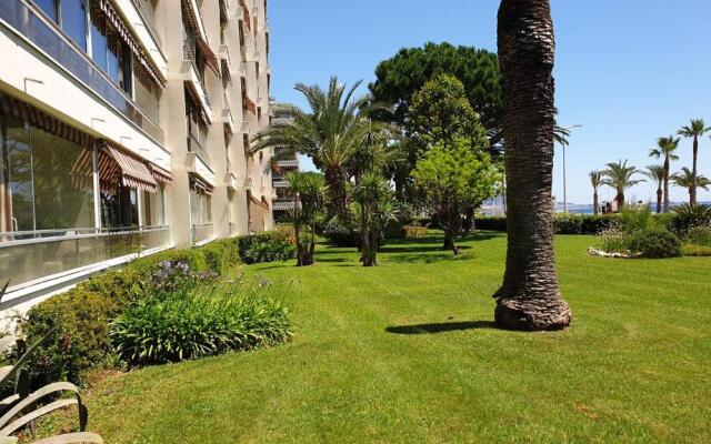 Garden and beach sea view apartment Cannes