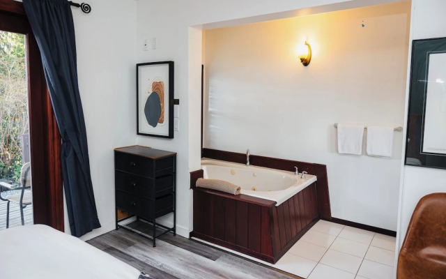 Tofino Oceanfront Hotel Suite 3