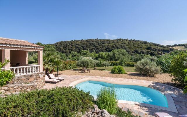 Spacious Villa in Roquebrun with Swimming Pool