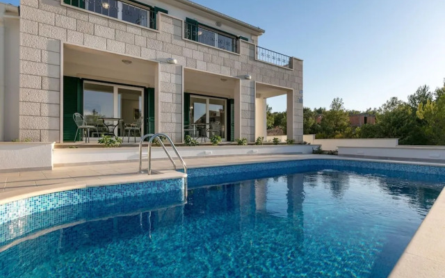 Charming Villa With Pool ,140m From the sea