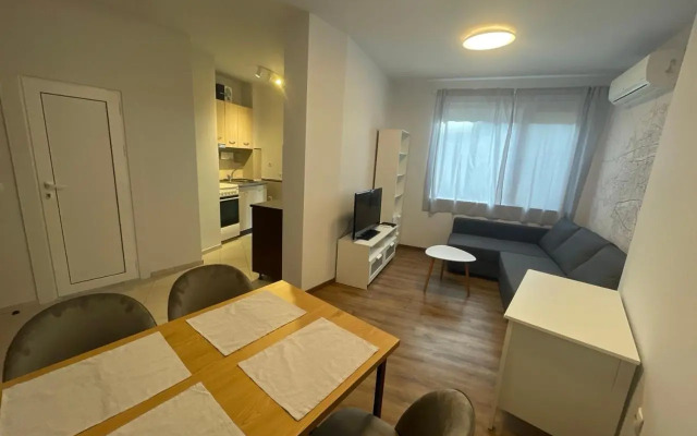 Top Center 2-BR Apartment with lovely Outdoor Area