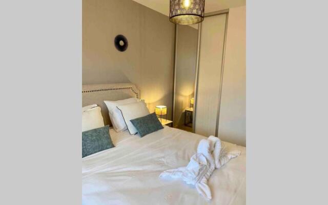 Le Continental Beau T2 plein centre + parking