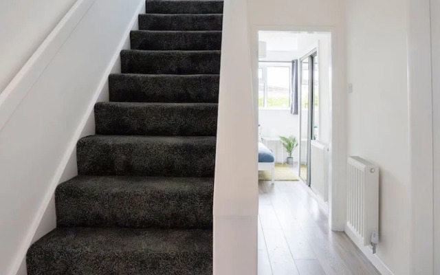 Modern 4 Bed House-free Parking