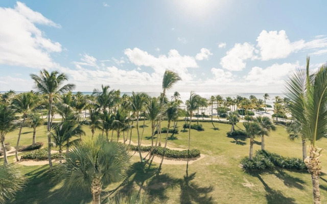 Relax at This Majestic Beachfront Apt at Aquamarina