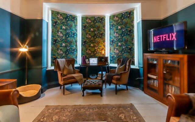 VICTORIAN Apartment with SEA VIEWS by ADLIV HOST
