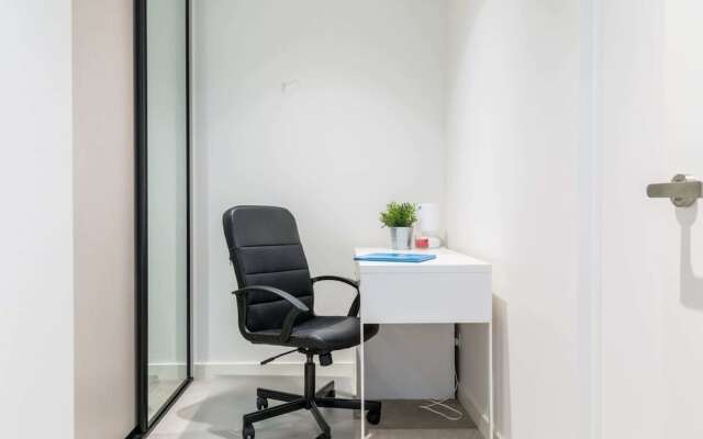 Modern 1 Bedroom in Tranquil Parklands