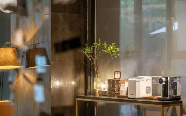 Holz Curio Hotel