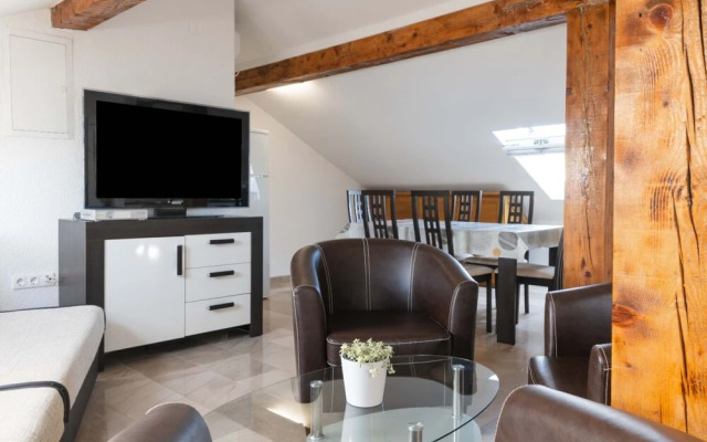 Tiho - 10m From the Beach - SA1 Potkrovlje