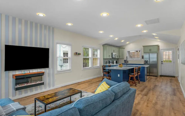 Stylish 4BR Haven Backyard and Fire Pit