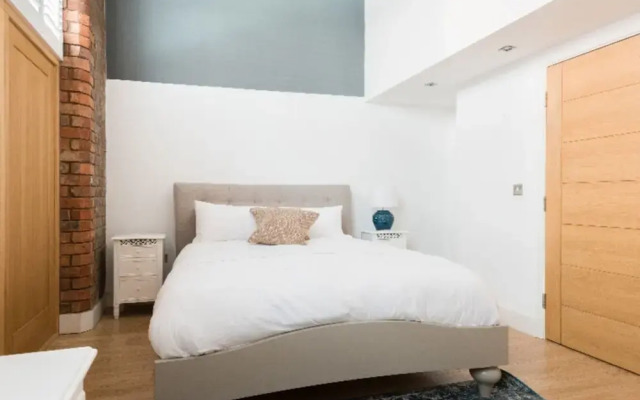 The Warehouse Loft - Trendy Converted Warehouse 3bdr