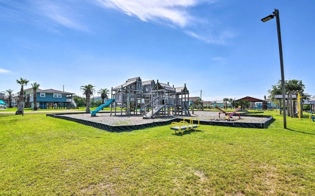 Walk to Beach: Family-friendly Galveston Home!