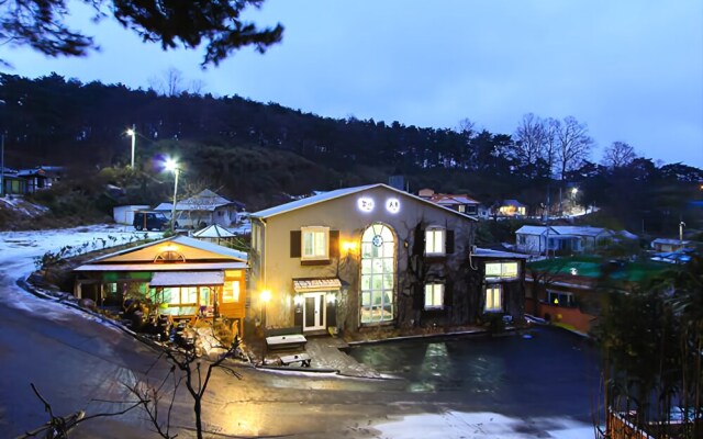 Goseong Hwapoli Pension