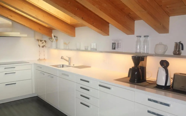 Hilltop Apartment With Valley Views