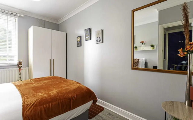 Chic High Spec Apartment Near Central London