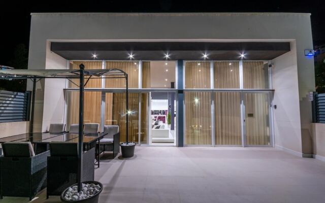 Luxurious Villa. Overflowing Pool 100 Meters From the Beach