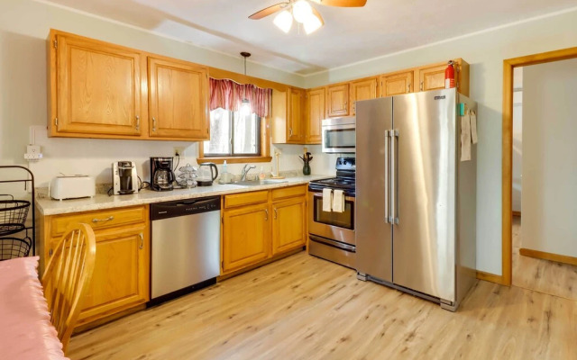 Spacious Pocono Lake House Near Skiing & Swimming!