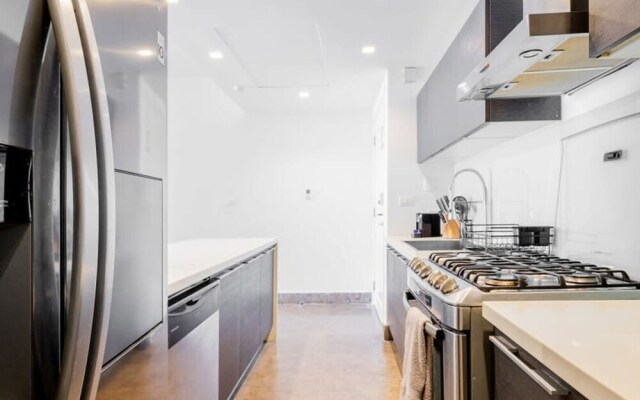 w Stunning 2BR With Terrace in YOO
