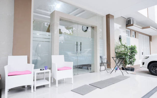 RedDoorz Plus @ Jalan P. Emir Moh Noer Lampung