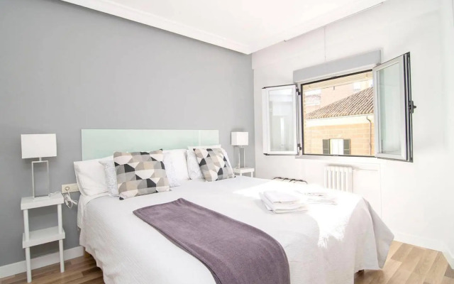 Sunny Apartment at the foot of Royal Palace by Batuecas