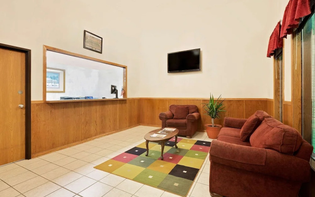 Super 8 by Wyndham Marshall