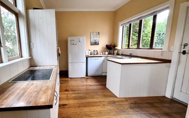 NO PARTY ALLOWED, Peaceful, Spacious, central Petone, free unlimited Fibre Wi-Fi & free parking – Kitchen – Lower Hutt