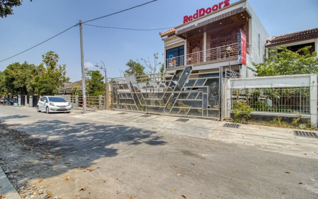 RedDoorz Syariah near Bandara Adisucipto Yogyakarta