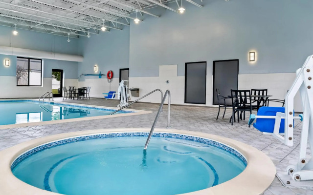 HomeTowne Studios by Red Roof Flint