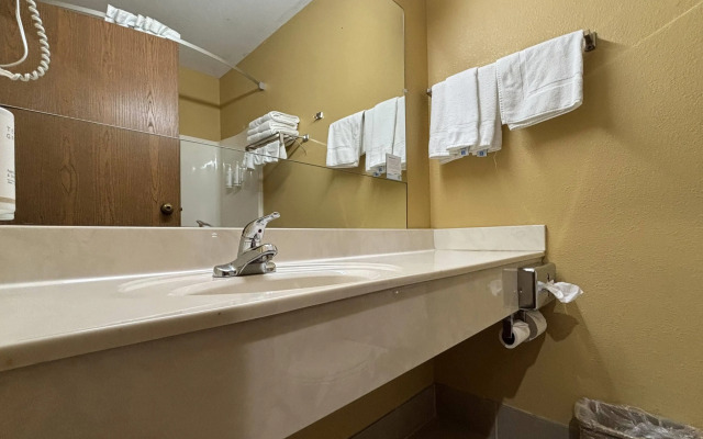 Super 8 by Wyndham Staunton