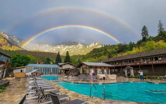 Twin Peaks Lodge & Hot Springs