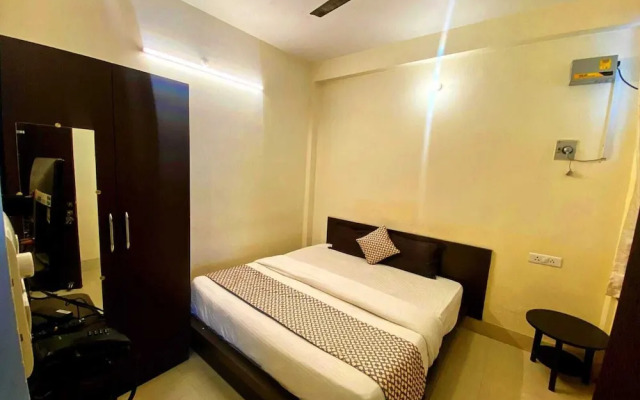 Sada Shiv Guest House near Ganga river