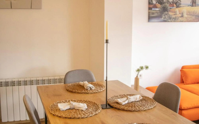 Cozy Apartment with Mountain View & Parking