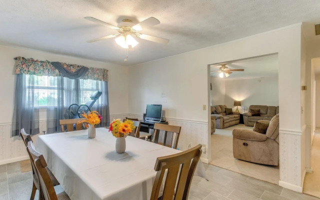 Cozy Waycross House w/ Yard & Screened Patio!