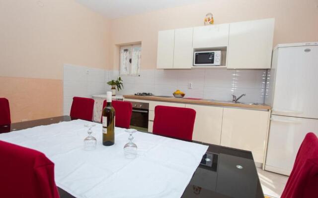 Apartments Nuic 748