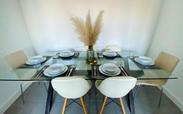 Modern 4-bed house with picturesque lakeside view