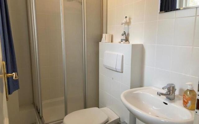 Strandstraße 28, Haushälfte links