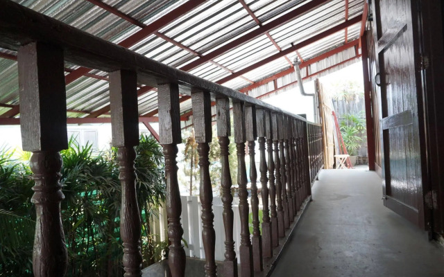Baan Park Raak Backpacker Hostel