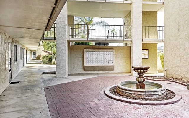 < 1 Mi to Old Town: Modern Condo w/ Balcony