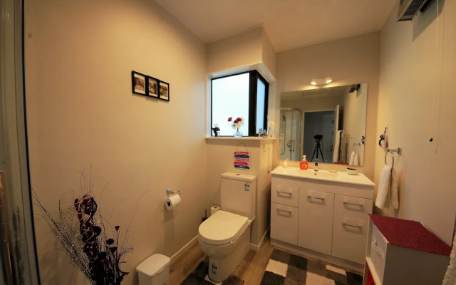 Cozy House - Great outdoor area. NETFLIX