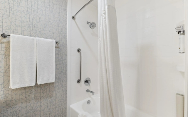 Holiday Inn Express & Suites Mountain View Silicon Valley by IHG