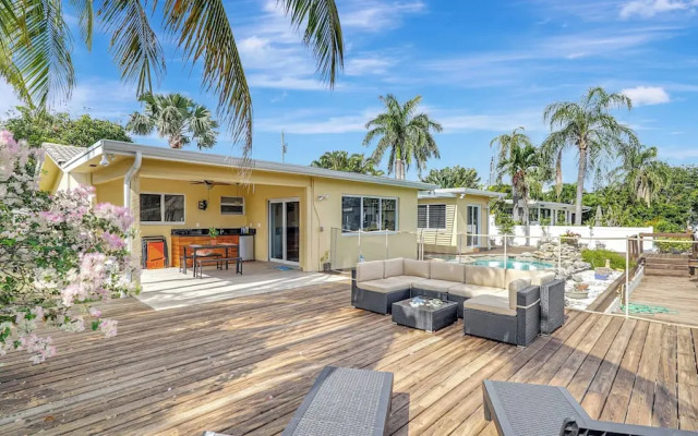 Waterfront Villa Private Pool!