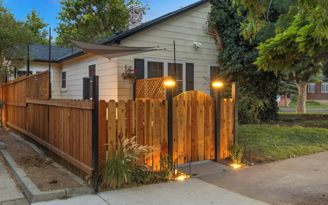 Ski & Hike: Cozy Dtwn Reno Studio w/ Fireplace