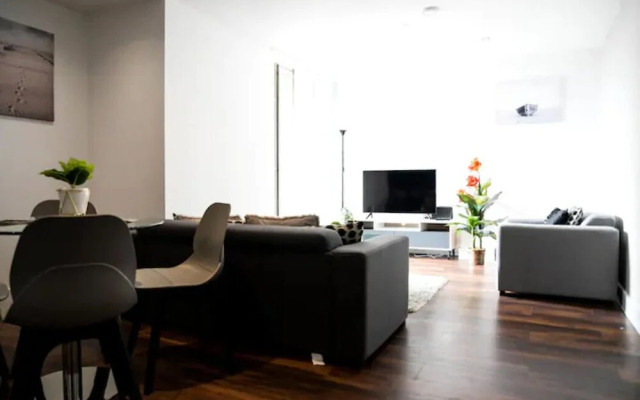 Modern 2 Bedroom Flat City Centre with Parking/Balcony